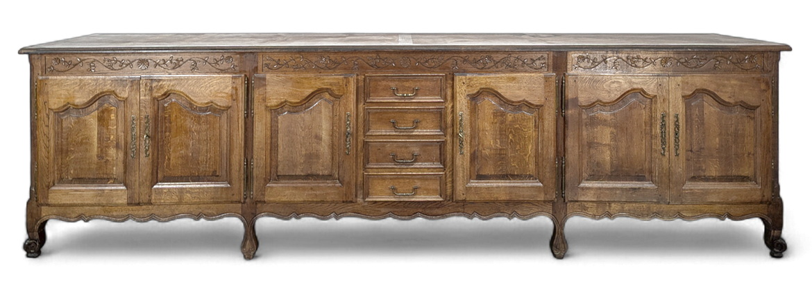 A long French Buffet d’Enfilade